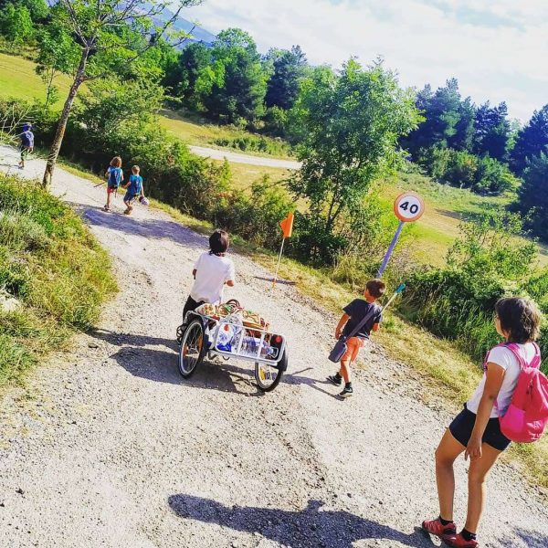 Activitat de lleure amb materials tradicionals