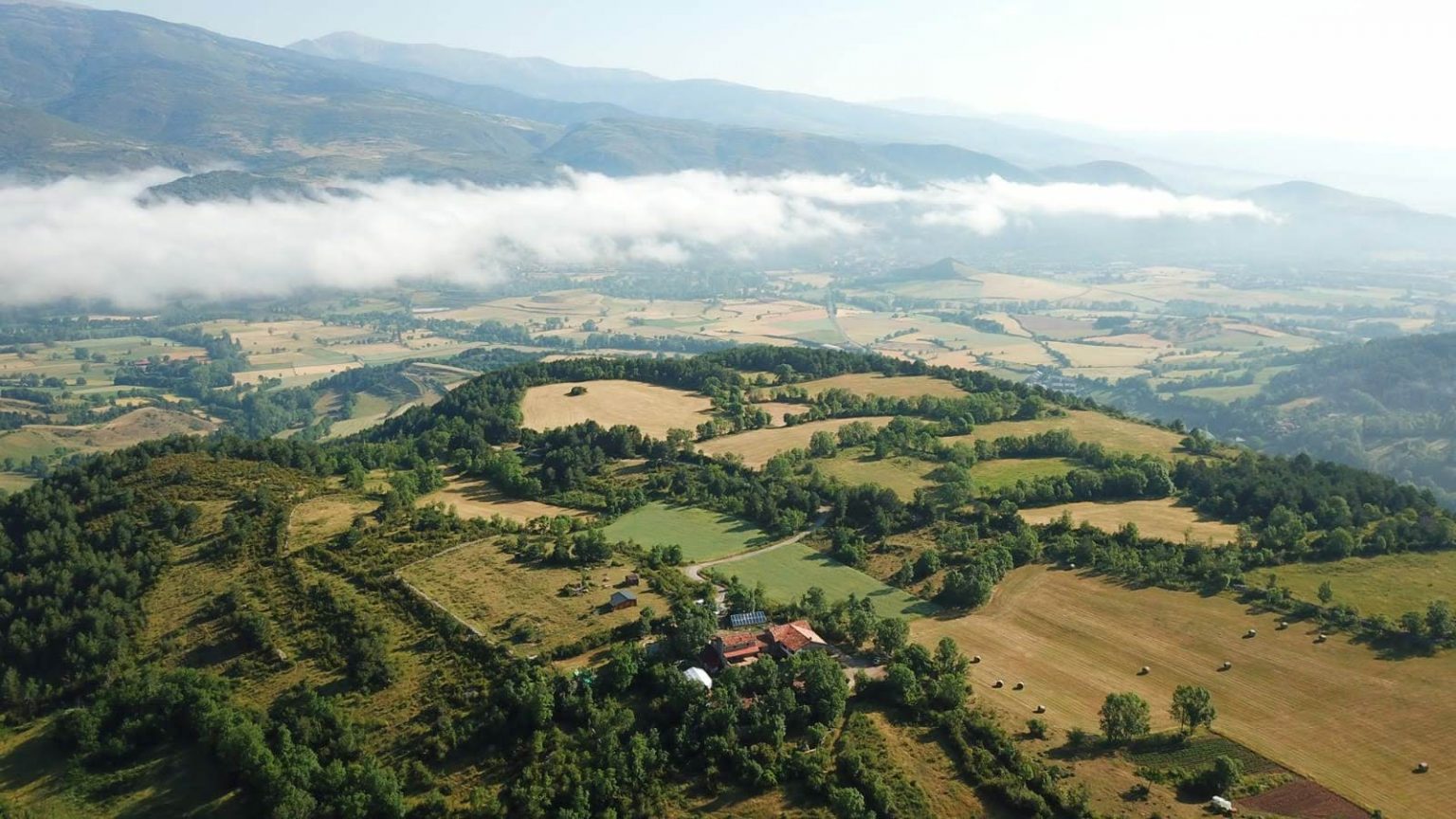 Grup d'infants compartint moments a l'acampada