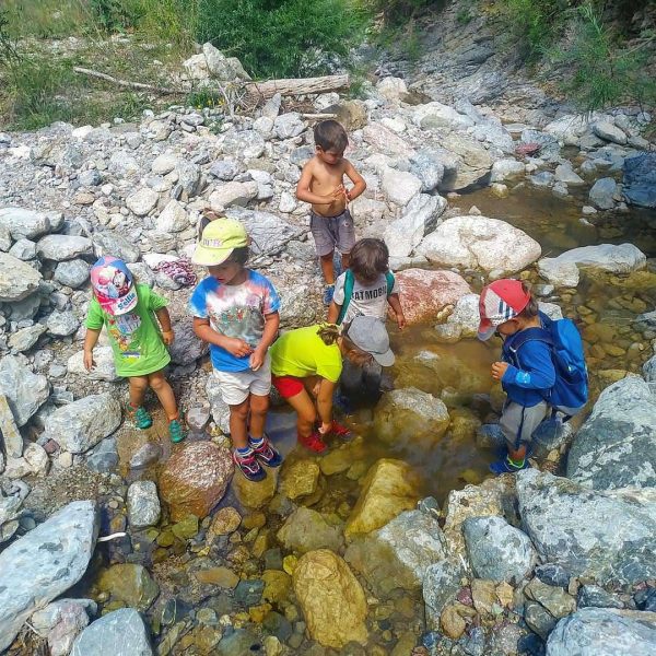 Grup d'infants compartint moments a l'acampada